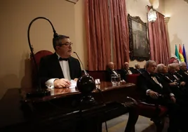 El secretario del Ayuntamiento de Sevilla ofrece un recorrido histórico por la figura de este servidor público