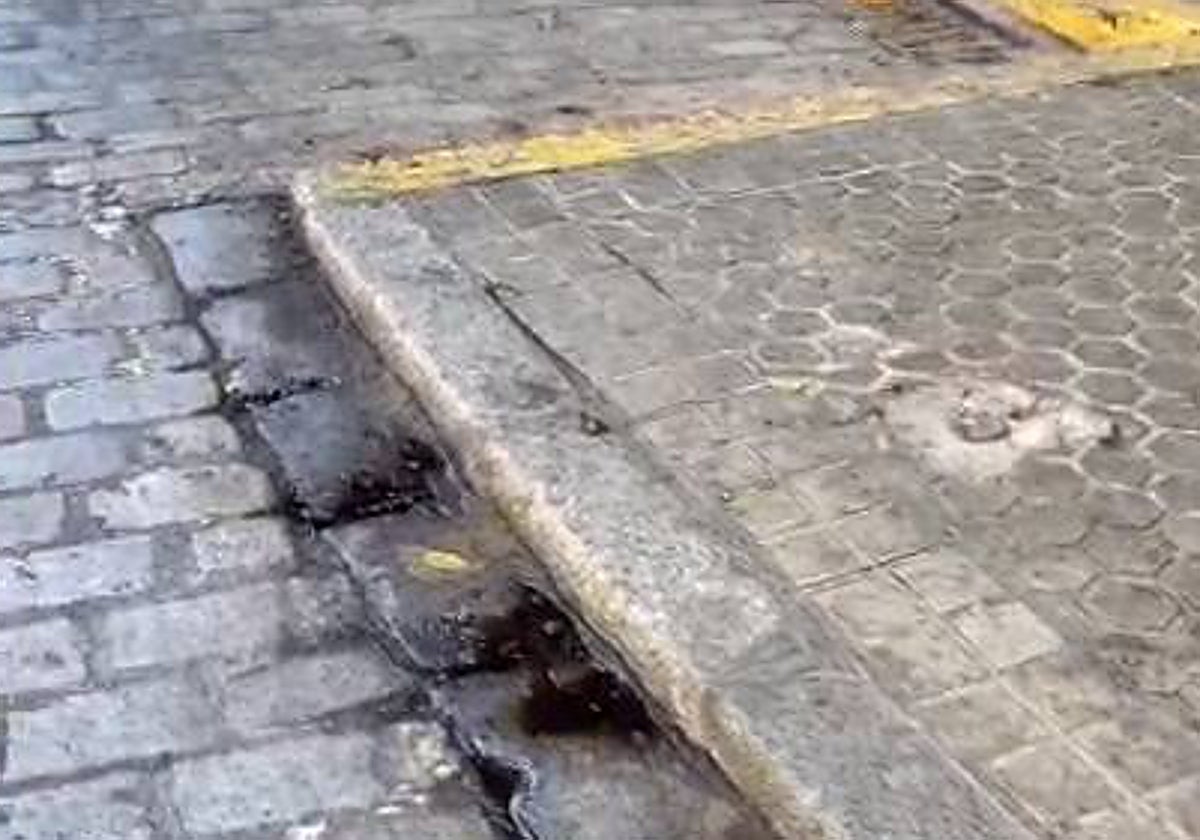 Imagen de una de las calles del Centro de Sevilla con orines facilitada por el PP