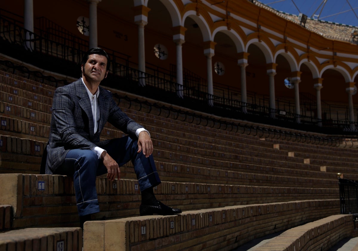 Morante de la Puebla, junto a las dos localidades que tiene abonadas en la Maestranza