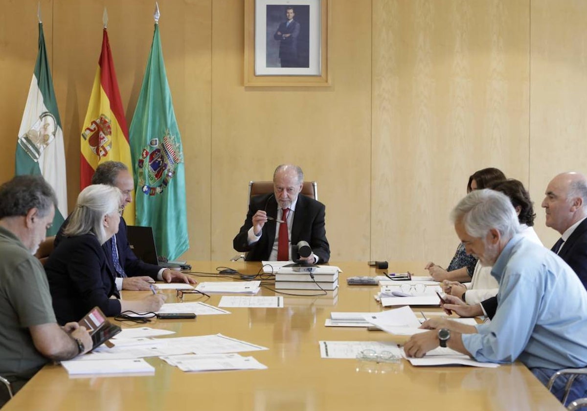 Fernando Rodríguez Villalobos preside la reunión de la Mesa de la Sequía en la Diputación