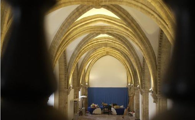 Interior porticado de una de las naves del convento