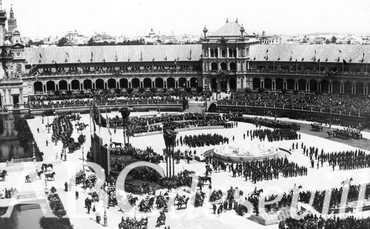 Imagen principal - 1.Panorámica de la plaza de España llena de público. 2. El Rey AlfonsoXIII y Aníbal González días antes en la plaza de España. 3. La portada de ABC tras la inauguración. 