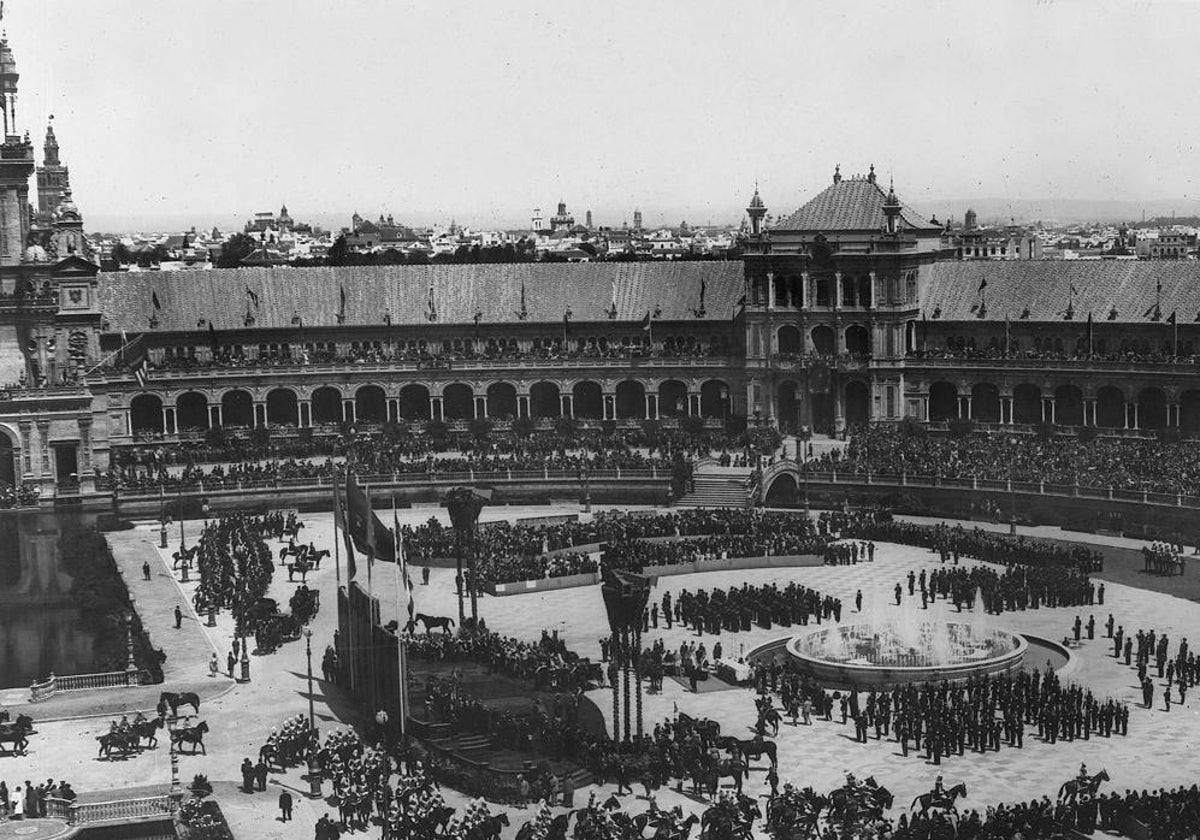 La plaza de España abarrotada durante la inauguración