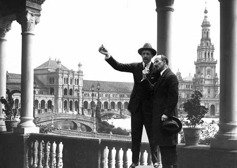 Imagen secundaria 1 - 1.Panorámica de la plaza de España llena de público. 2. El Rey AlfonsoXIII y Aníbal González días antes en la plaza de España. 3. La portada de ABC tras la inauguración. 