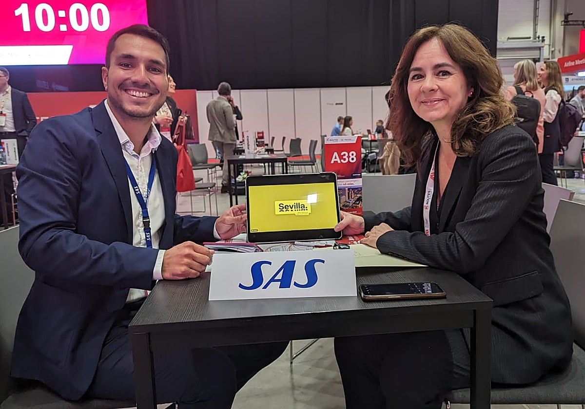 La responsable de Conectividad de Sevilla City Office, Beatriz Arilla, junto a un directivo de SAS