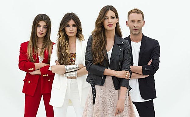 Cristo Báñez acompañado por Dulceida, Madame de Rosa y Sara Carbonero