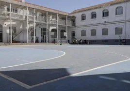 El calor deja los recreos de los colegios de Sevilla sin fútbol
