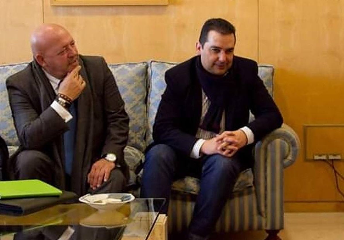 José Antonio Mañas, a la izquierda, junto al alcalde de Casariche, Basilio Carrión, en un imagen de archivo