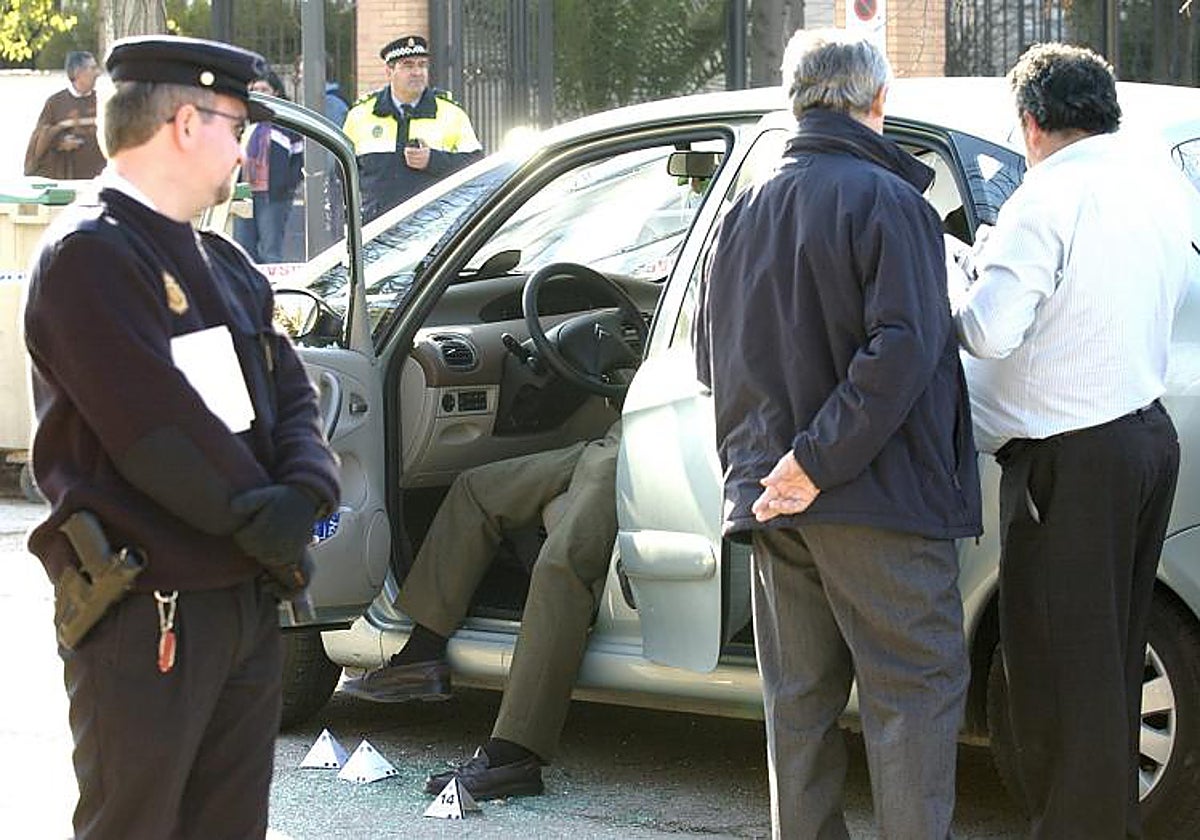 El cuerpo de la víctima en el interior de su vehículo momentos después del tiroteo