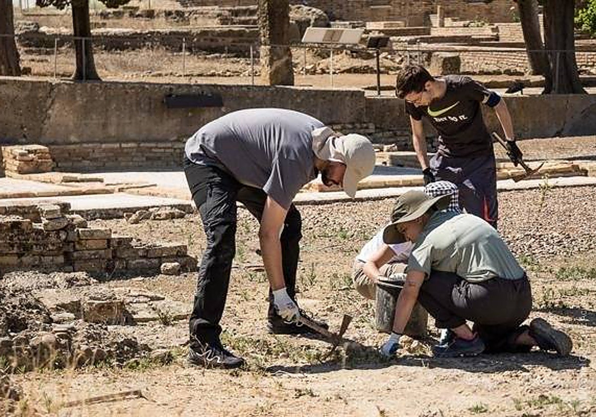 Trabajos de excavación en la Ínsula de Neptuno del complejo arqueológico de Itálica