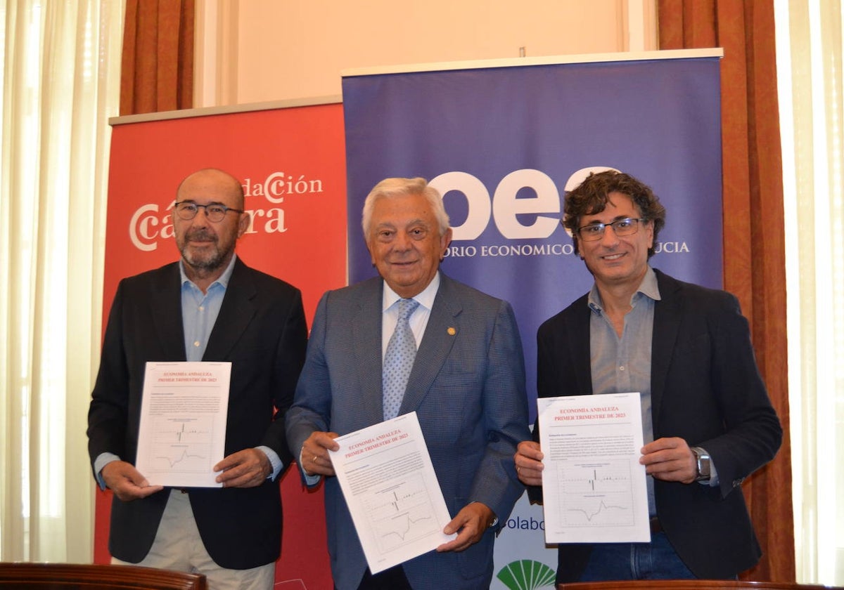 Francisco Ferraro, presidente del Observatorio Económico de Andalucía (OEA); Francisco Ferraro, presidente de la Cámara de Comercio de Sevilla; y el economista Manuel Hidalgo