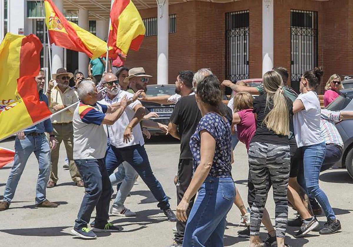 Momento de la agresión al dirigente de Vox en Marinaleda