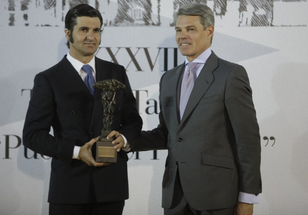 Morante de la Puebla y el director regional de El Corte Inglés, Pedro Cruz