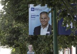 Las banderolas de los candidatos a las elecciones municipales, una cuestión de calles en Sevilla