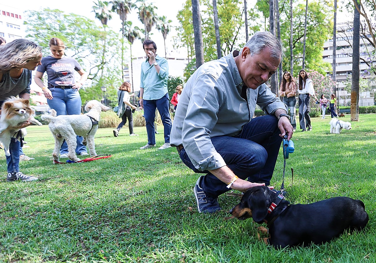 José Luis Sanz con su perro «Bani», este domingo en el parque de Los Príncipes