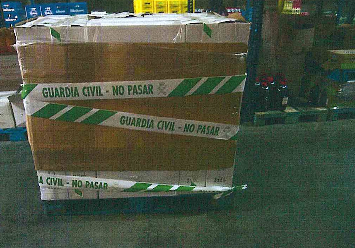 Uno de los palés intervenidos por la Guardia Civil con cajas de aceite adulterado en una empresa distribuidora que denunció el fraude