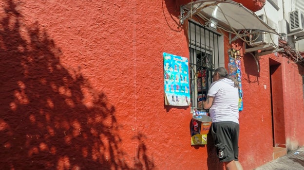 Un vecino de Los Pajaritos compra en una vivienda convertida en tienda