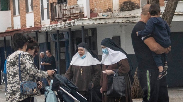 Dos hermanas de la Cruz hablan con los vecinos de Torreblanca en una de las zonas más desfavorecidas