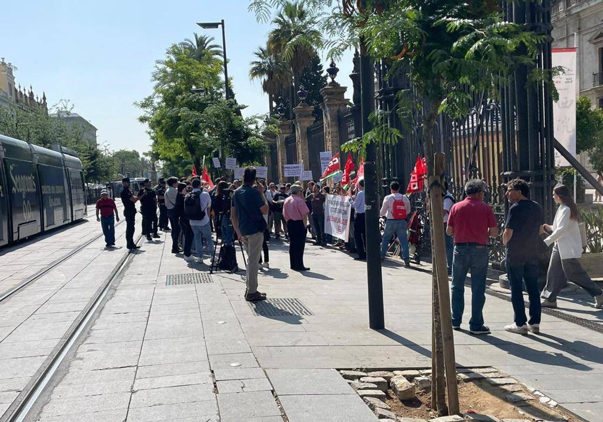 Los docentes se han manifestado este viernes ante la fachada del Rectorado en la calle San Fernando