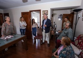 José Luis Sanz critica el «imperdonable» retraso de Antonio Muñoz en poner ascensores en «pisos cárceles»