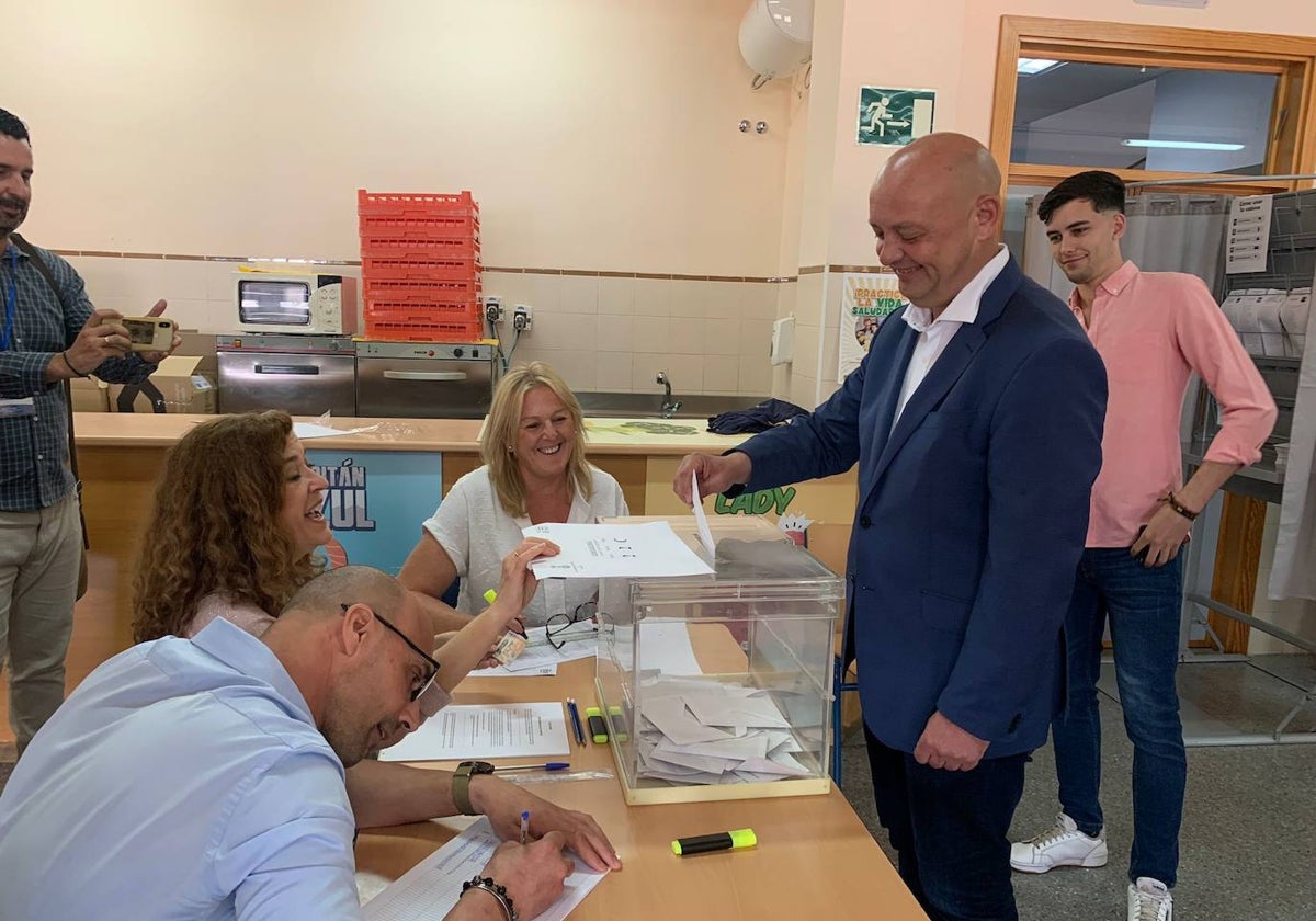 El candidato del PSOE a la Alcaldía nazarena, Paco Rodríguez, ejerciendo su derecho al voto