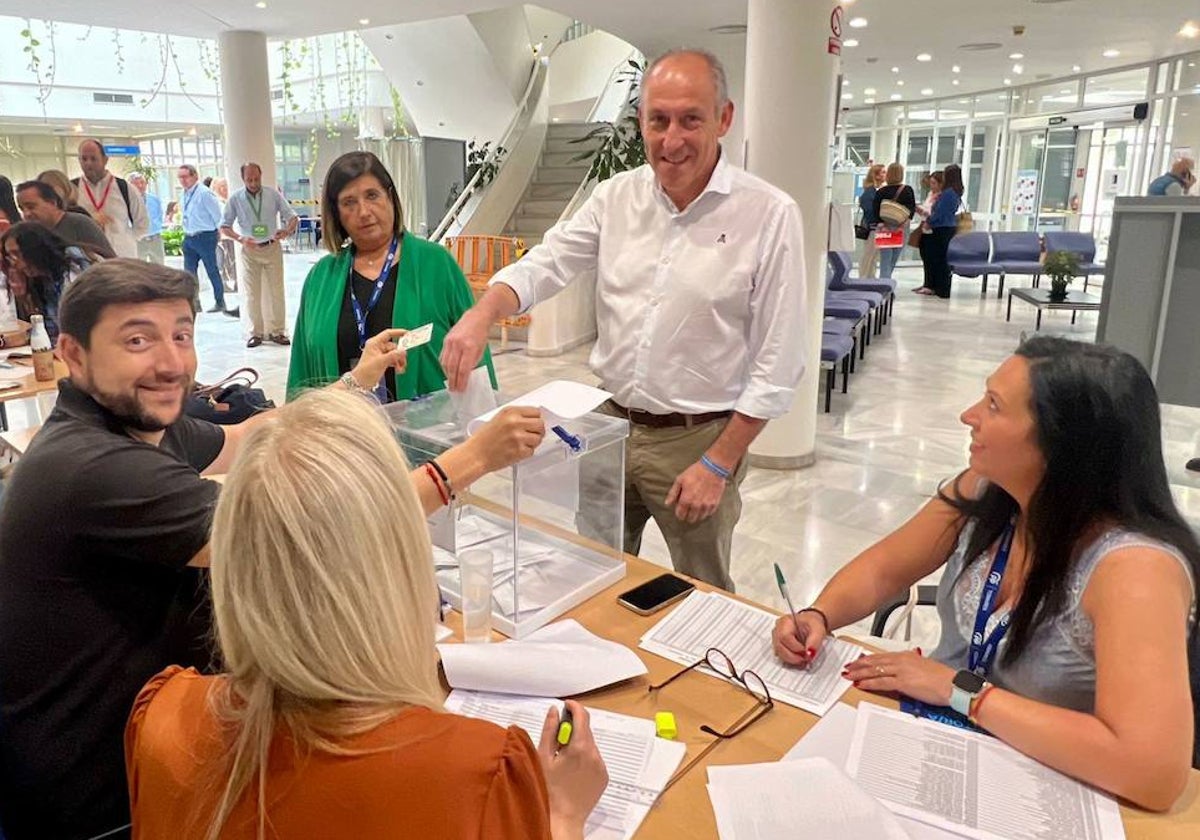 El candidato del PP en Tomares y actual alcalde, José María Soriano, votando