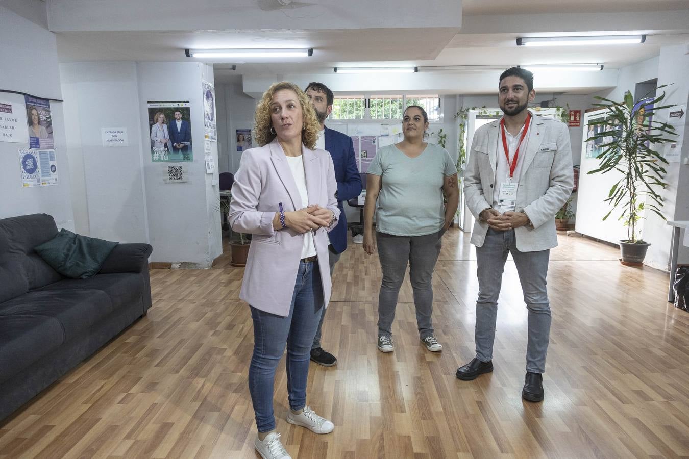 Llegada de Susana Hornillos, a la sede de su partido.