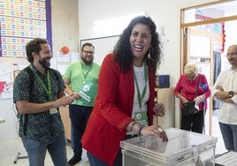 Las imágenes de la candidata de Adelante Andalucía, Sandra Heredia, votando el 28M