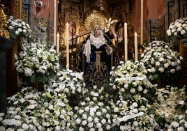 La tradicional ofrenda a la Virgen de los Dolores de las Penas