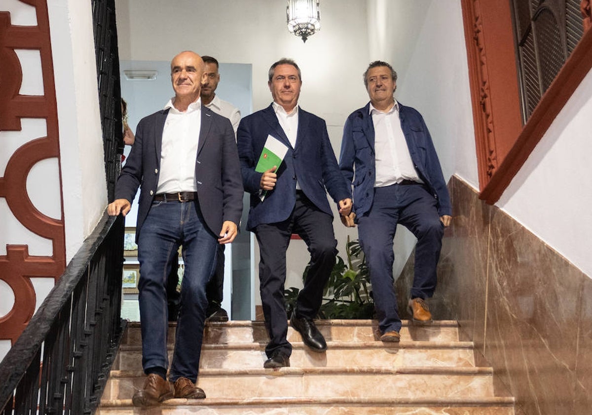 Antonio Muñoz, Juan Espadas y Javier Fernández atienden a los medios en la sede del PSOE de Sevilla