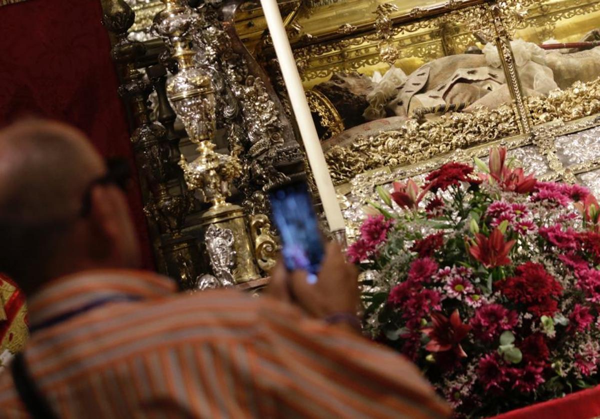 Urna con los restos de San Fernando en la Capilla Real de la Catedral de Sevilla