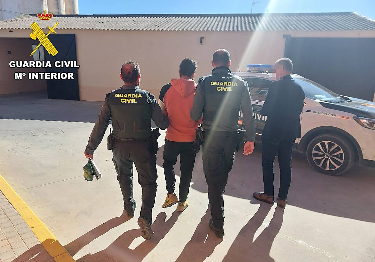 Imagen de archivo de una detención de la Guardia Civil