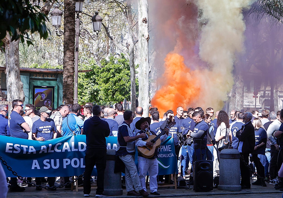 Unos 200 policías se concentraron el jueves antes del Viernes de Dolores en la puerta del Ayuntamiento