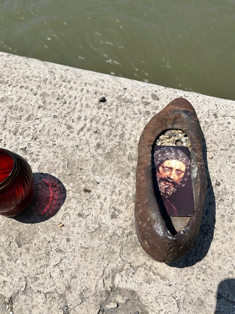 La devoción sevillana llega a Budapest: estas son las estampas que han dejado en el Monumento de los Zapatos