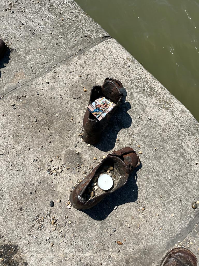 La devoción sevillana llega a Budapest: estas son las estampas que han dejado en el Monumento de los Zapatos