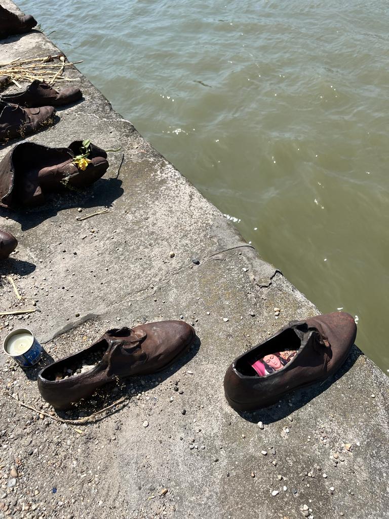 La devoción sevillana llega a Budapest: estas son las estampas que han dejado en el Monumento de los Zapatos