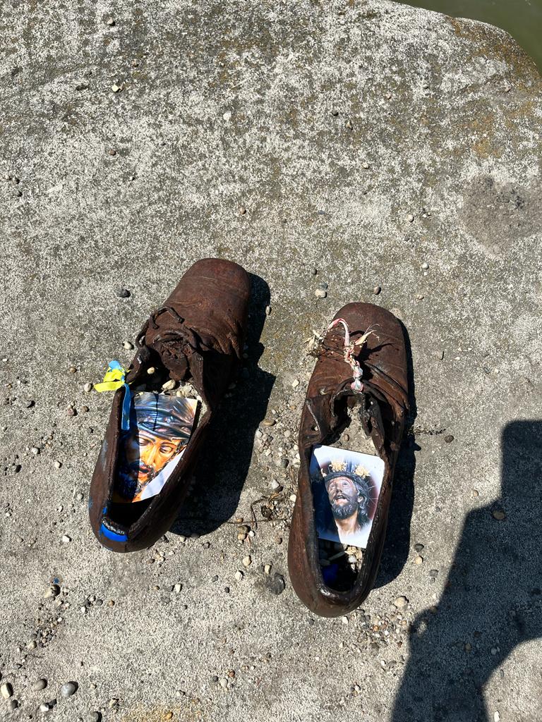 La devoción sevillana llega a Budapest: estas son las estampas que han dejado en el Monumento de los Zapatos