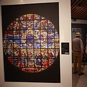 La Catedral de Sevilla expone en Cajasol el trabajo de conservación de las vidrieras durante dos décadas