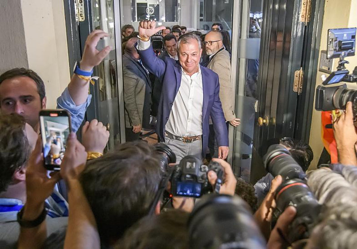 Jose Luis en la sede regional del PP tras conocer los resultados electorales del 28M