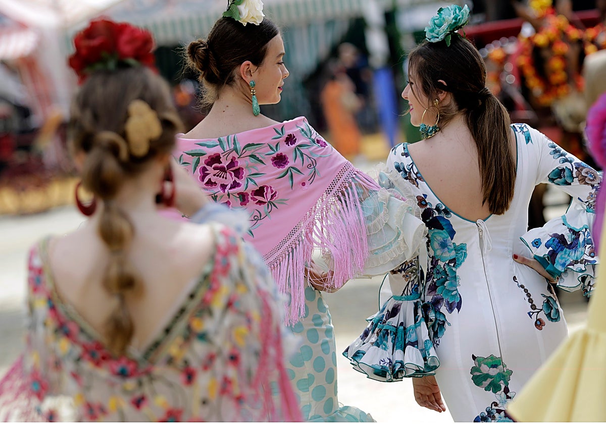 Flamencas paseando por el real de la Feria de Abril de Sevilla