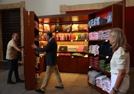 La Universidad de Sevilla abre su tienda después de que un particular aprovechara la marca durante años