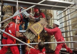 La limpieza integral del retablo mayor de San Jacinto de Sevilla finalizará a finales de agosto