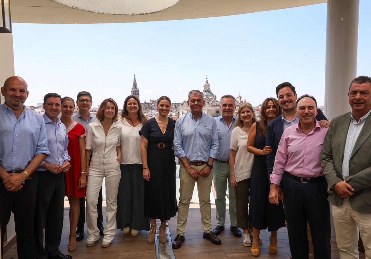 José Luis Sanz con el grupo de concejales electos del PP en Sevilla