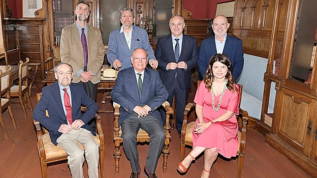 Antonio Burgos, Álvaro Ybarra, Lola Pons, Javier Rubio, Ignacio Camacho, Ignacio Zafra y Jesús Vigorra, ayer en la Casa de ABC