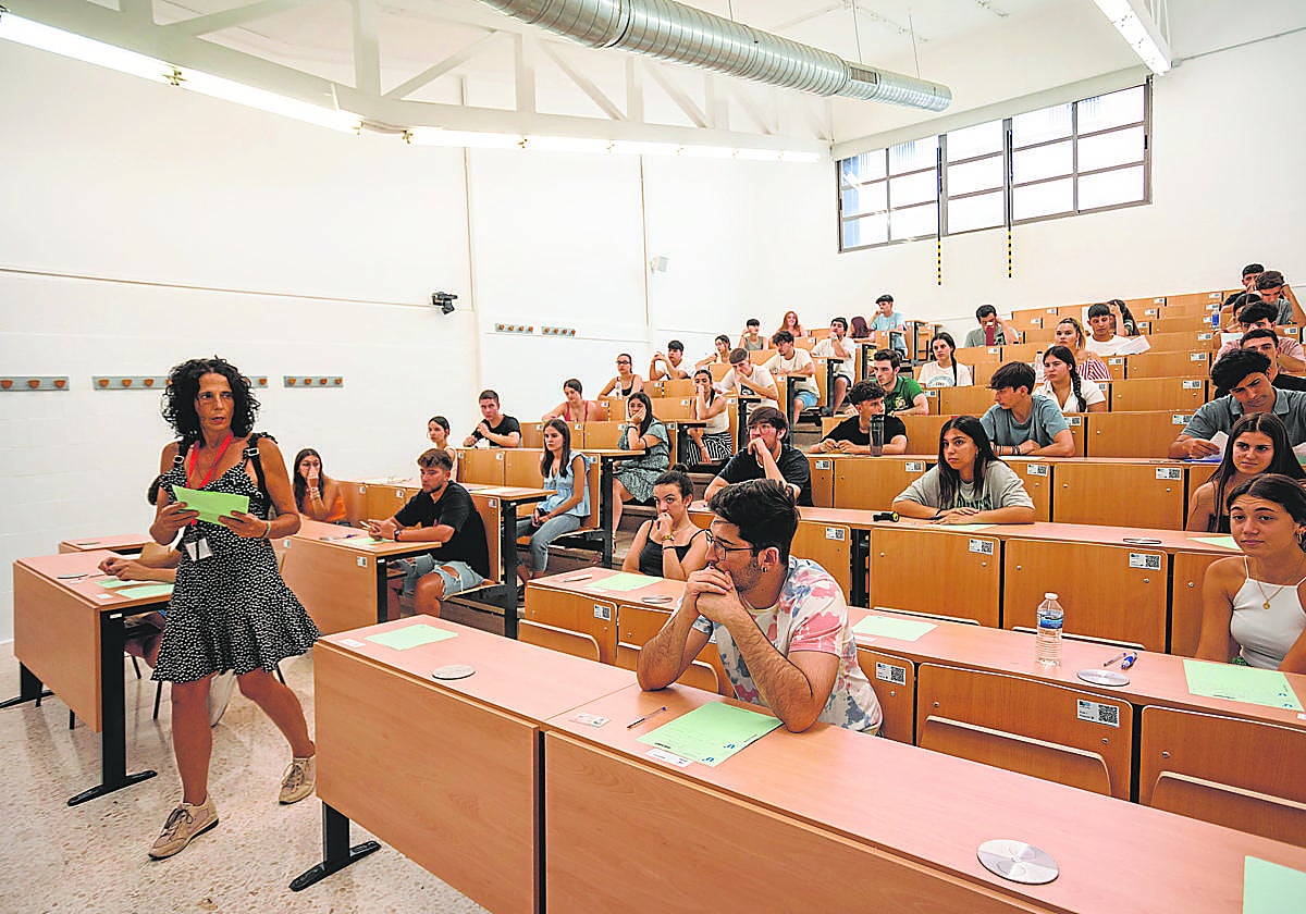 Estudiantes examinándose de Selectividad durante el pasado año