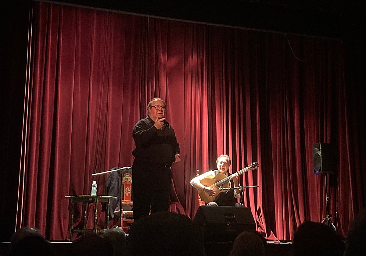 Marcelo Sousa con Antonio Gámez en el teatro del IES Martínez Montañés