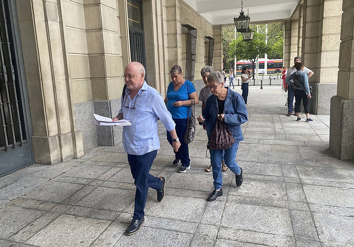 El abogado y un grupo de vecinas afectadas por los cortes de luz en el Polígono Sur han presentado un escrito en la Fiscalía