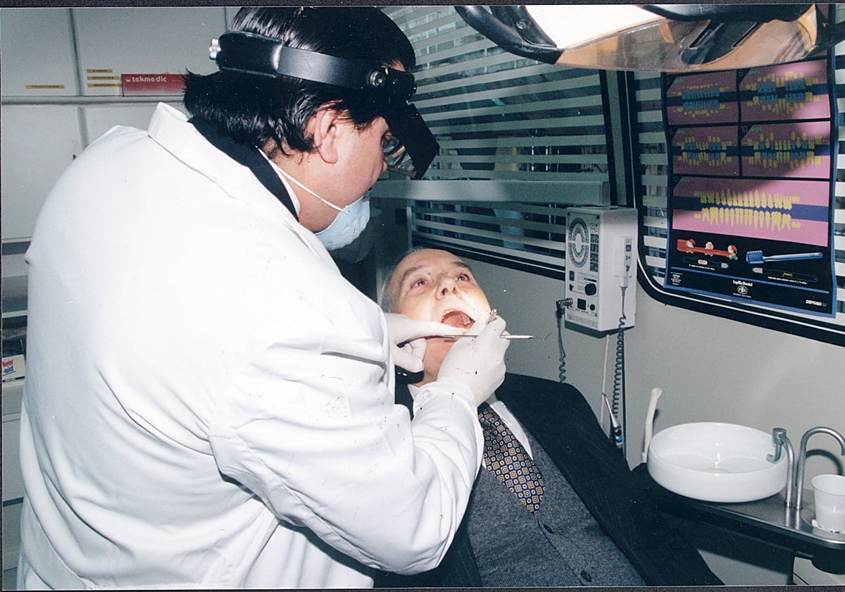 Un dentista colegiado atiende a un paciente en un dentibús