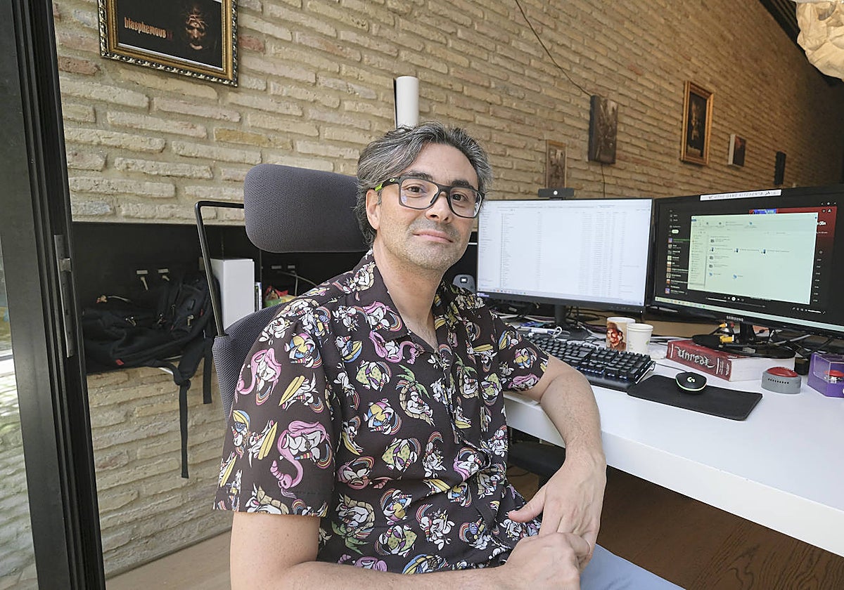 Mauricio García, el CEO de The Game Kitchen en la 'cocina' de sus videojuegos