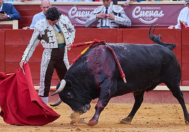 Sentido muletazo de Morante de la Puebla al cuarto de El Torero
